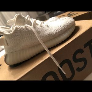 AUTHENTIC Toddler yeezy size 9. PREOWNED